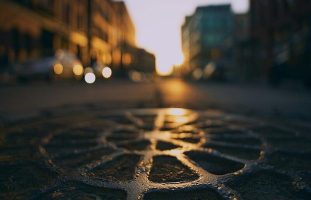 ¿Es verdad que las alcantarillas huelen más cuando va a llover?