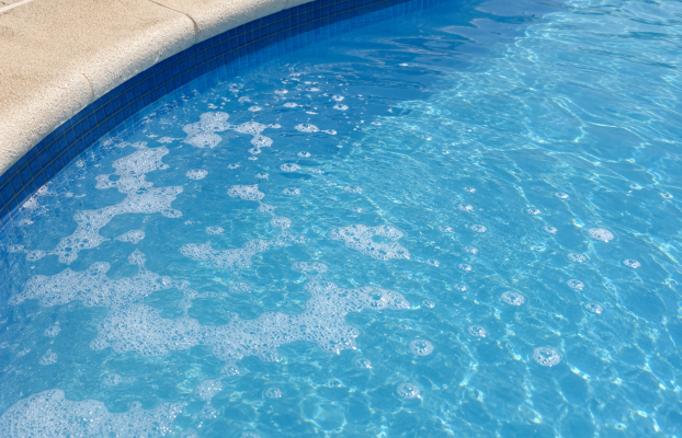 Escuma blanca a la piscina?
