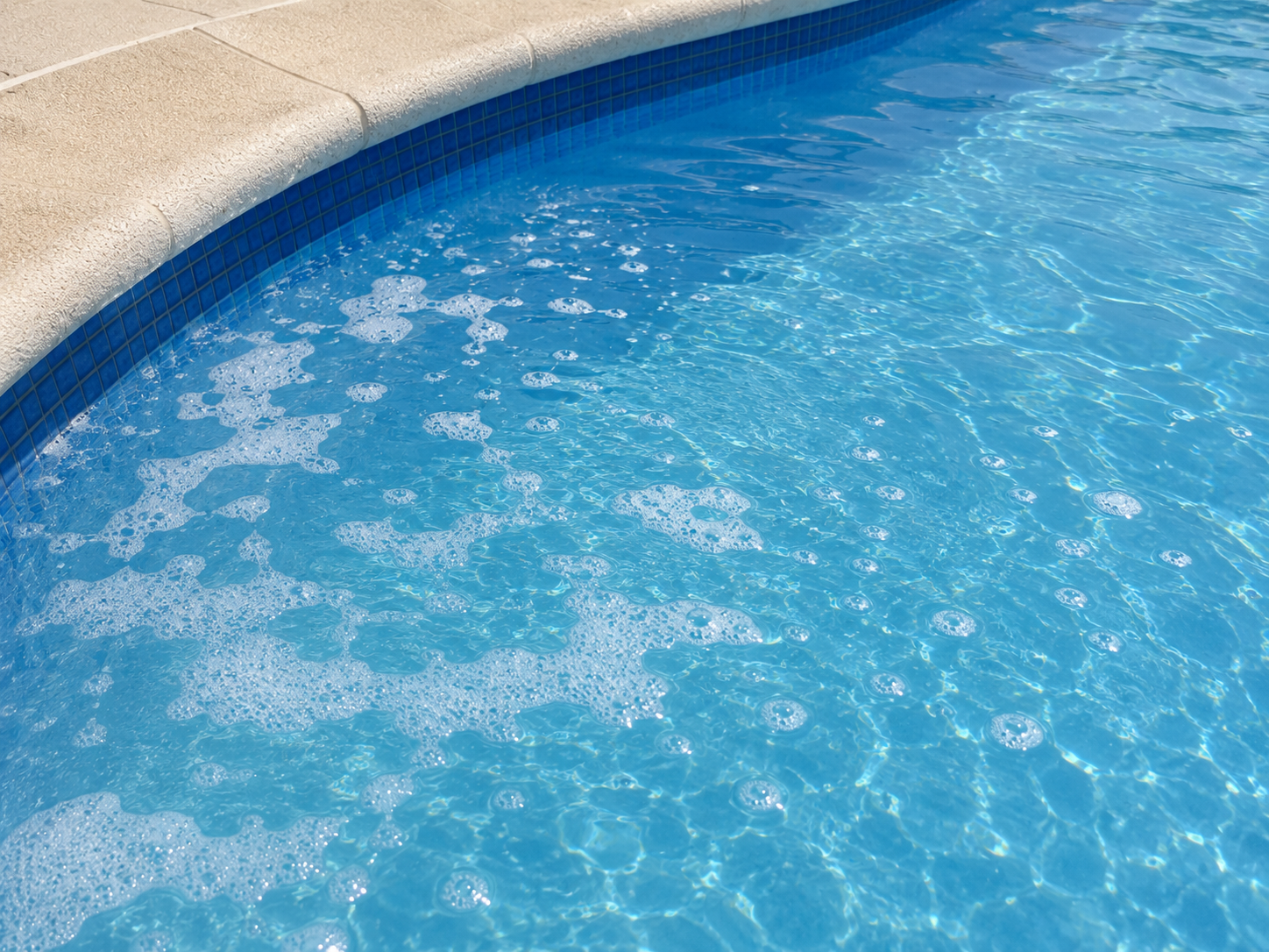 Escuma blanca a la piscina?